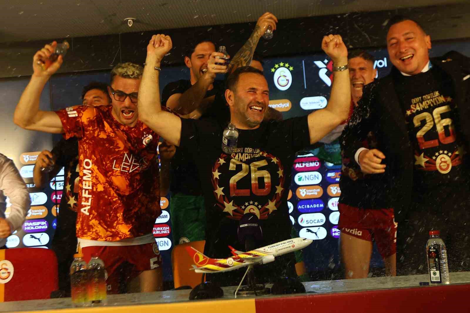 galatasarayli futbolculardan basin toplantisinda sulu kutlama 0 nU6GZq86
