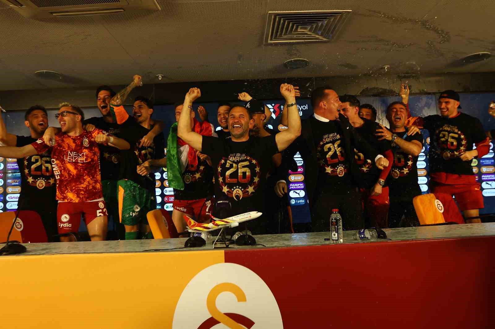 galatasarayli futbolculardan basin toplantisinda sulu kutlama 1 2rI8wdyw