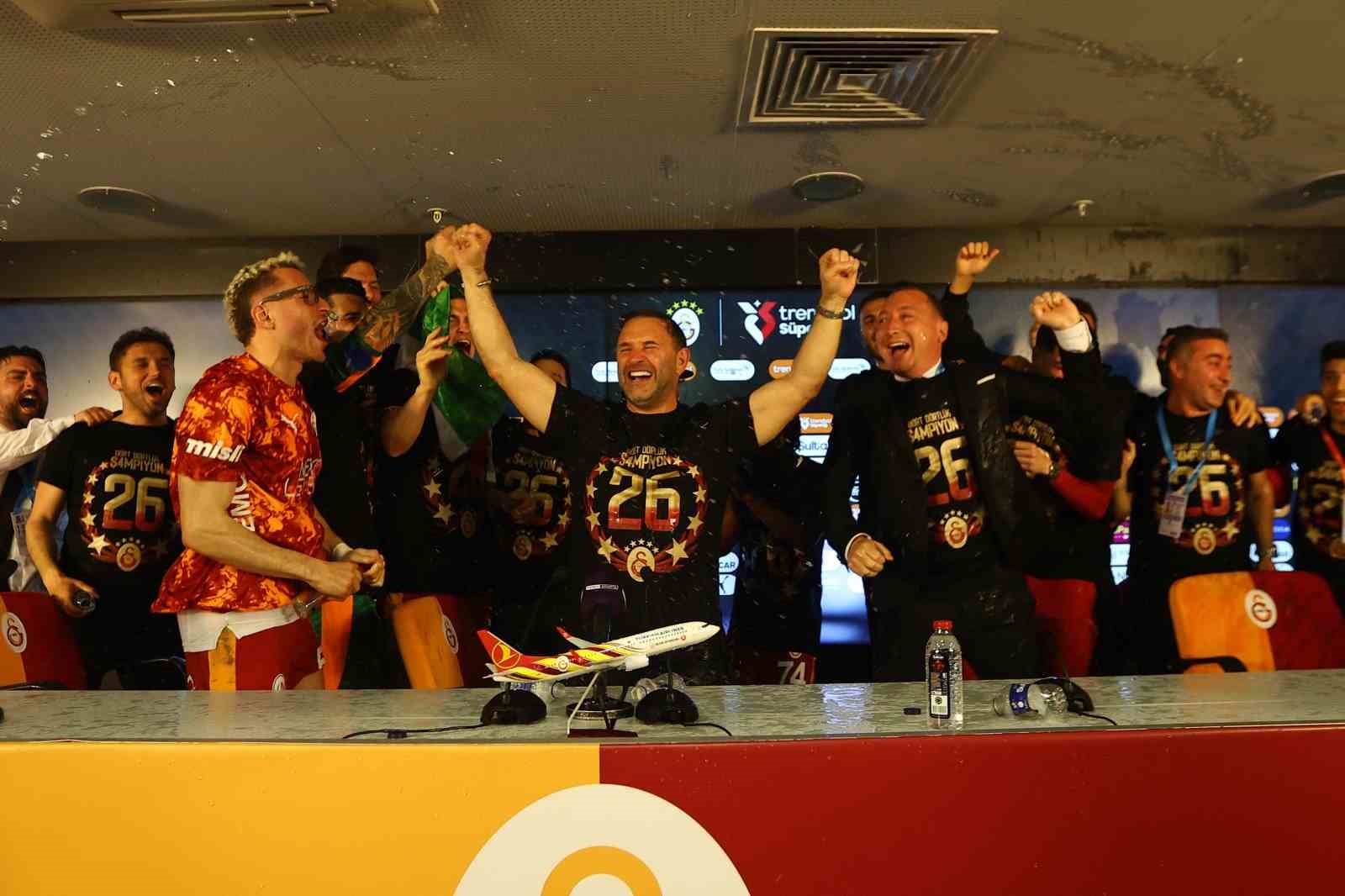 galatasarayli futbolculardan basin toplantisinda sulu kutlama 2 jKGeCriI