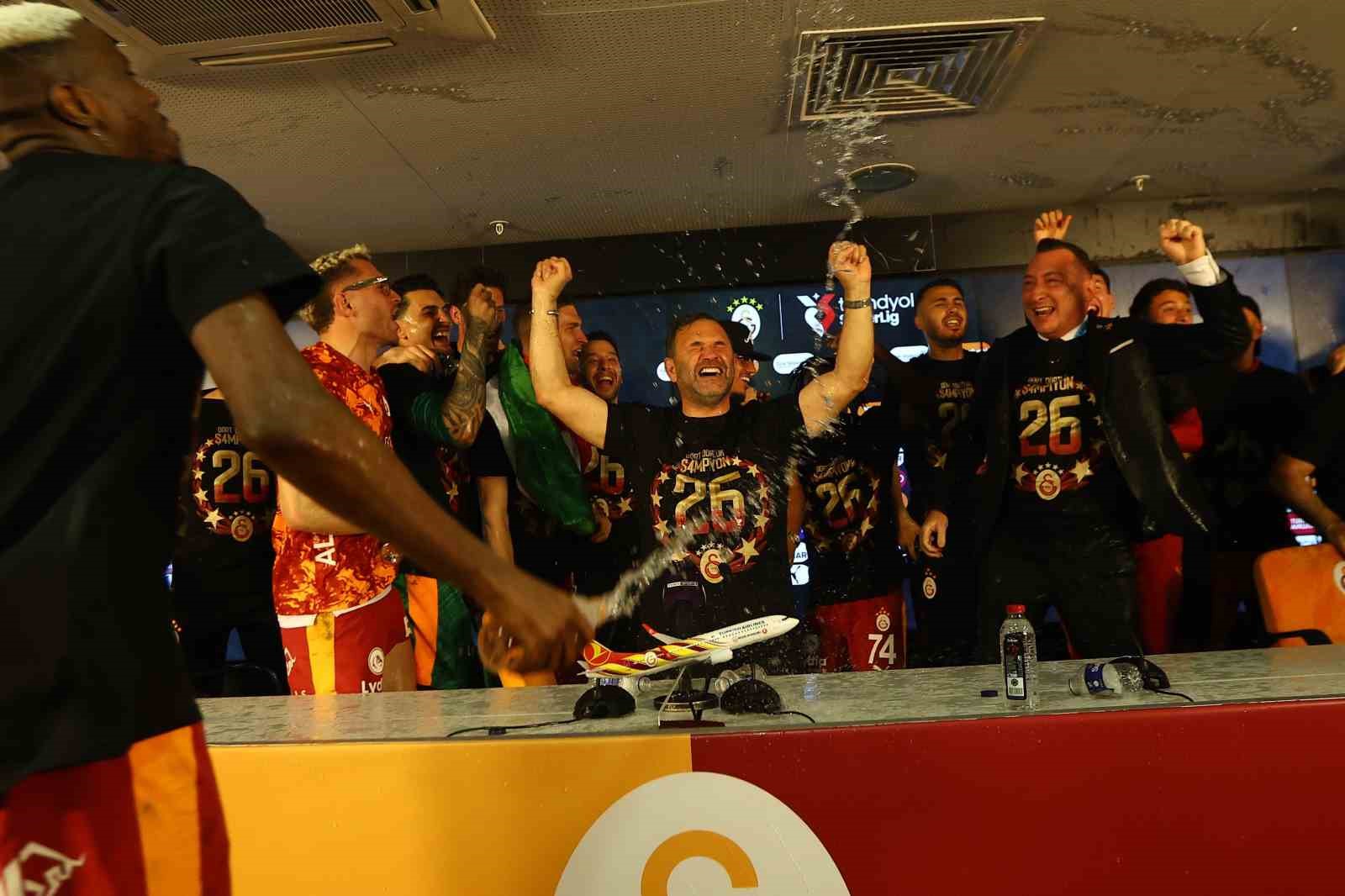 galatasarayli futbolculardan basin toplantisinda sulu kutlama 3 pzanzBgj
