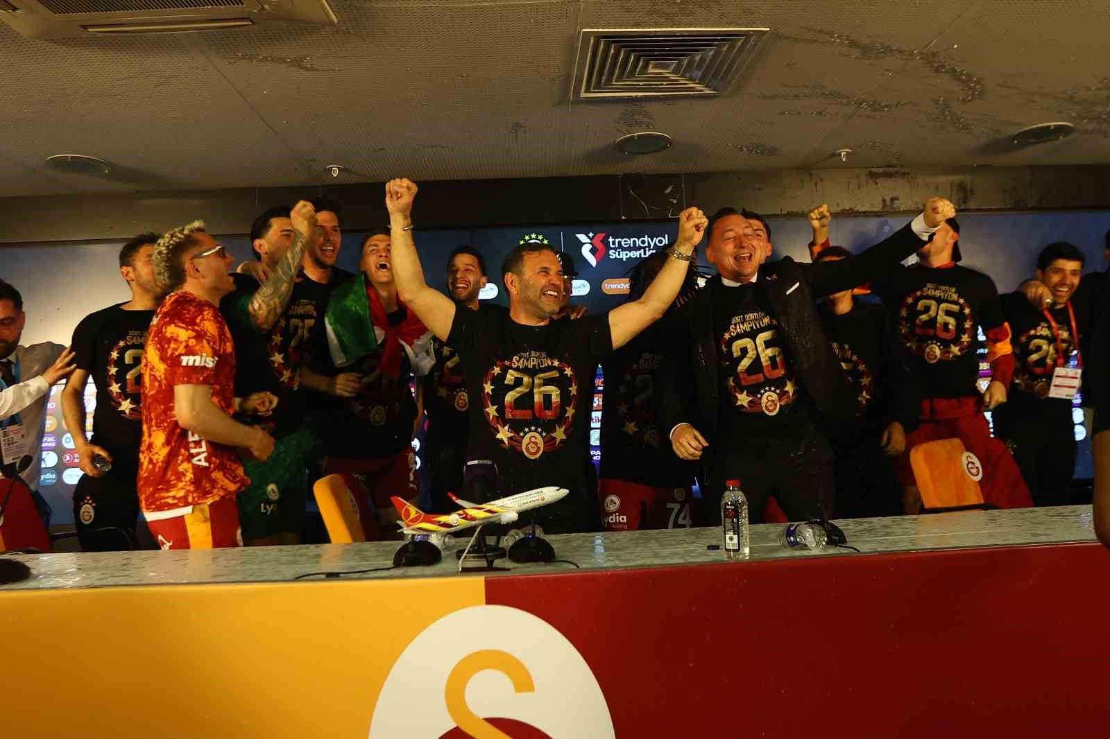 galatasarayli futbolculardan basin toplantisinda sulu kutlama 4 RWm5zDwT