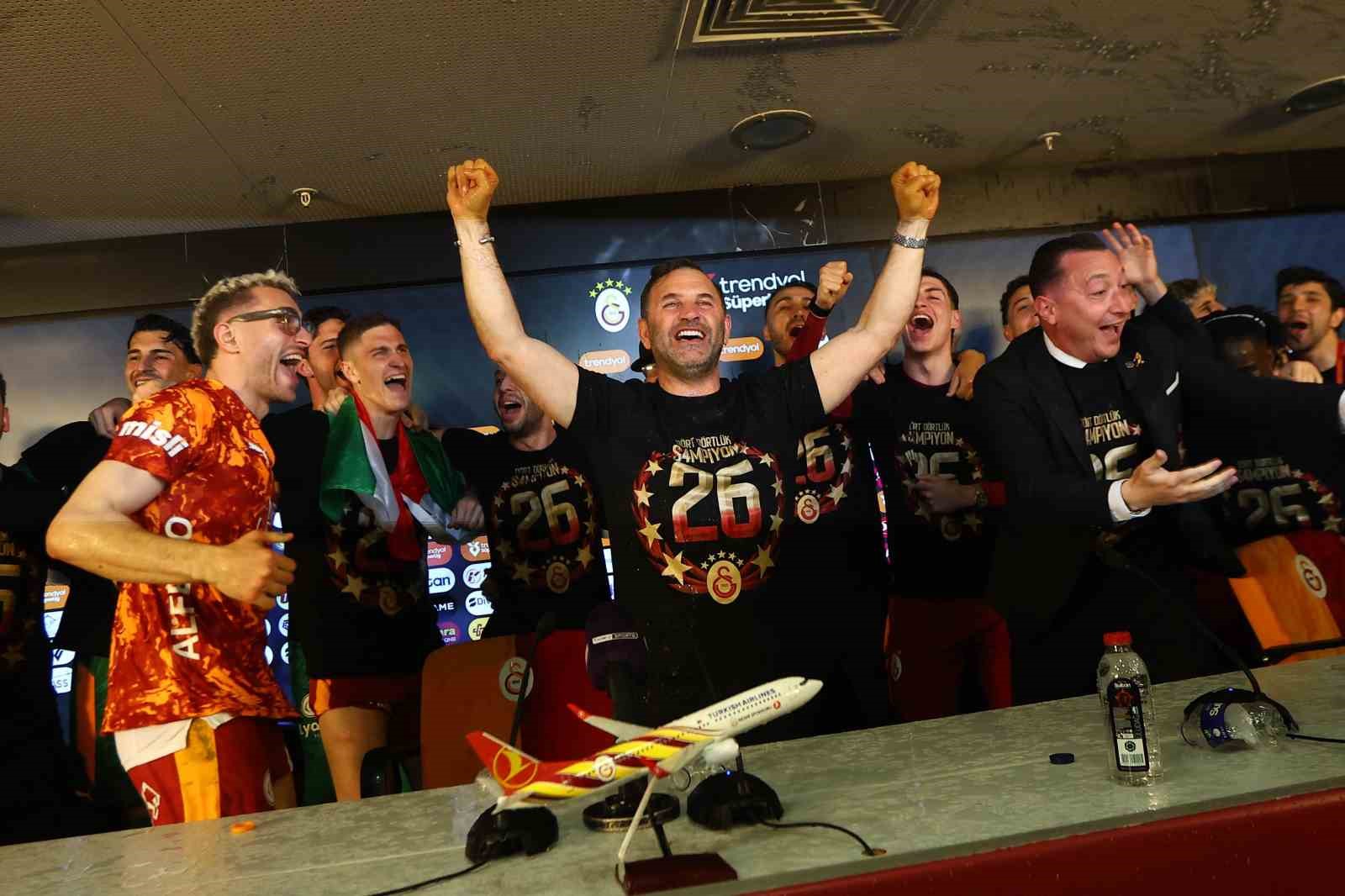galatasarayli futbolculardan basin toplantisinda sulu kutlama 5 SBWzYqlP