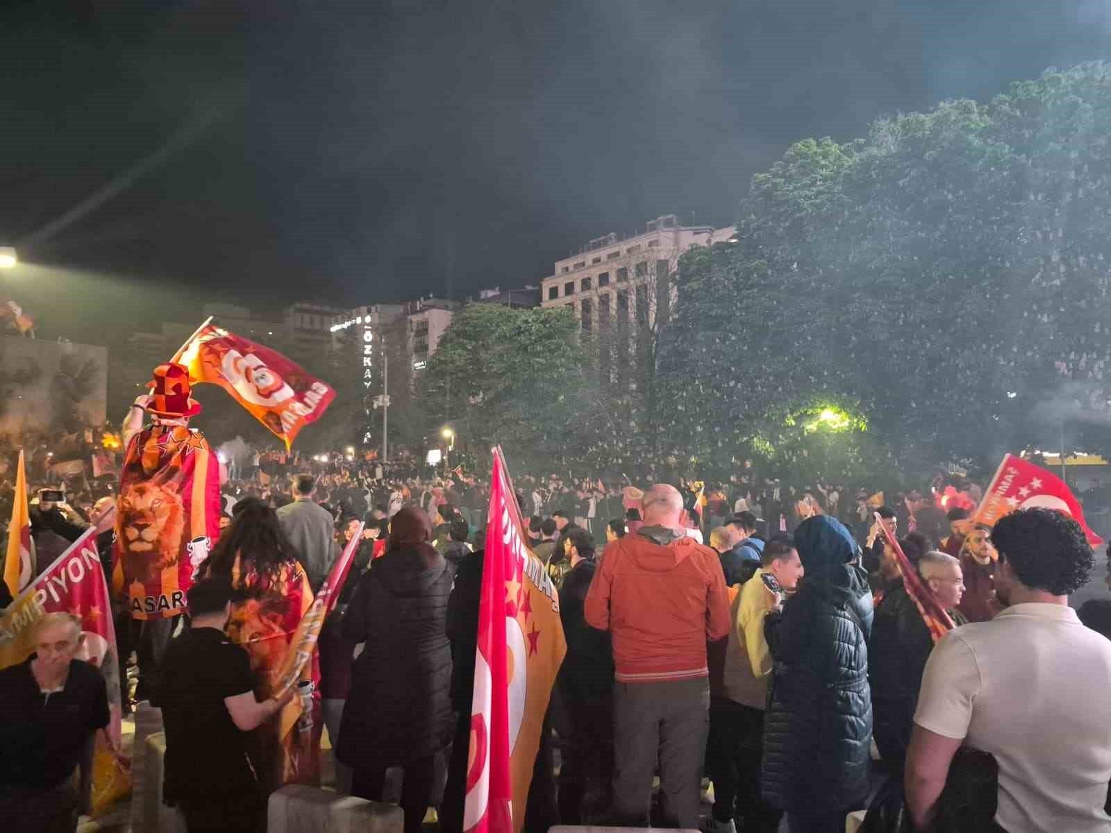 Galatasaraylı taraftarlar şampiyonluk heyecanını paylaştı 4 galatasarayli taraftarlar sampiyonluk heyecanini paylasti 0 JPNn8lty