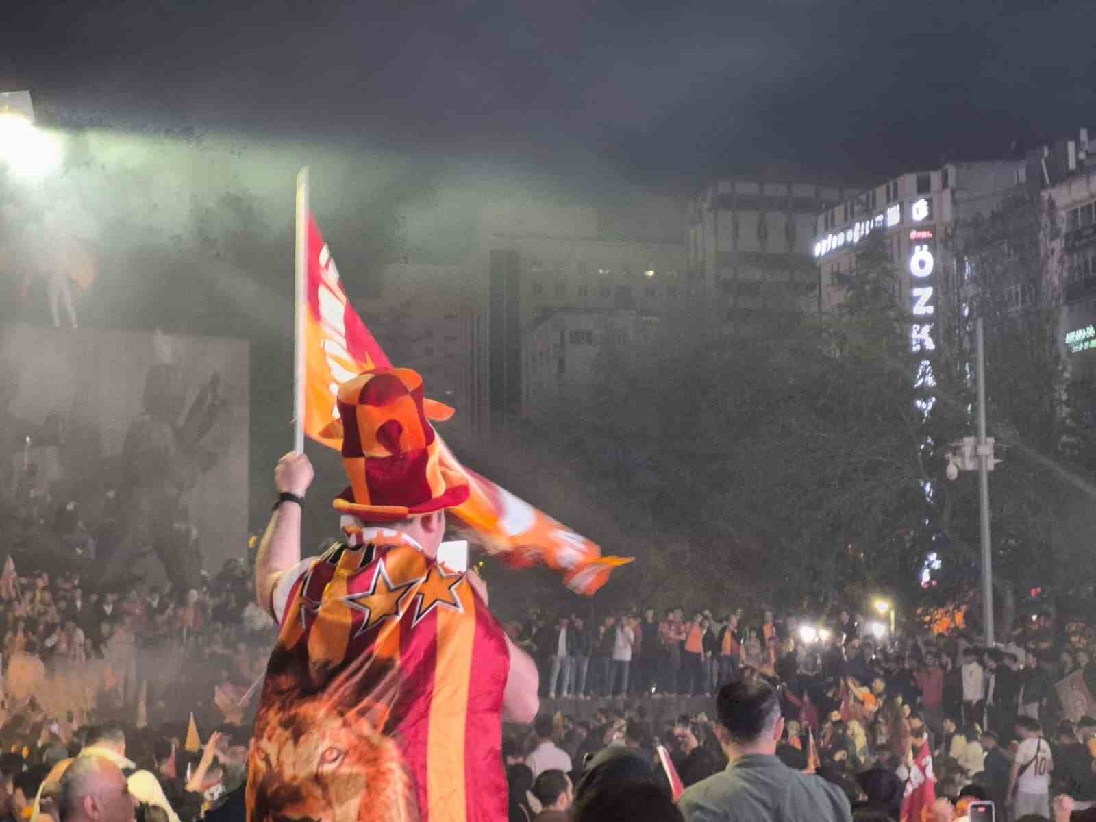 Galatasaraylı taraftarlar şampiyonluk heyecanını paylaştı 5 galatasarayli taraftarlar sampiyonluk heyecanini paylasti 1 VjbpZSbS