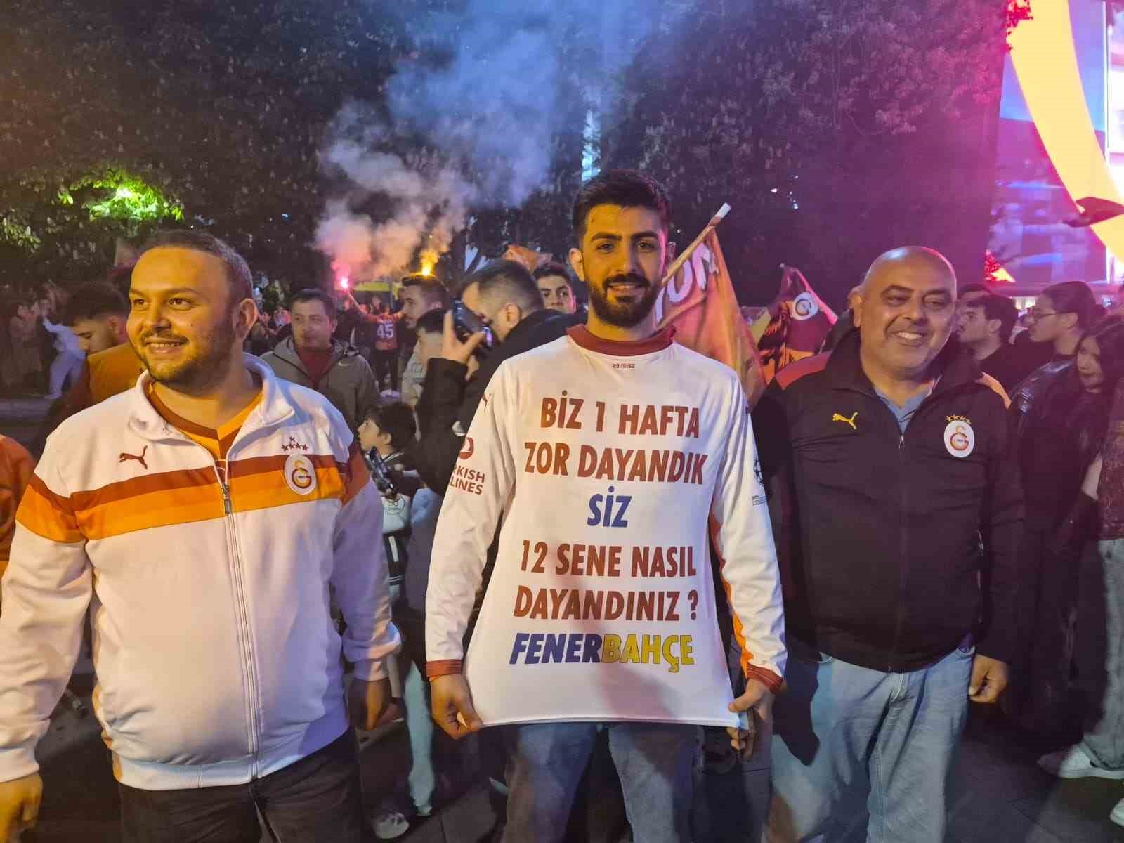 Galatasaraylı taraftarlar şampiyonluk heyecanını paylaştı 6 galatasarayli taraftarlar sampiyonluk heyecanini paylasti 2 QV5OWvMy