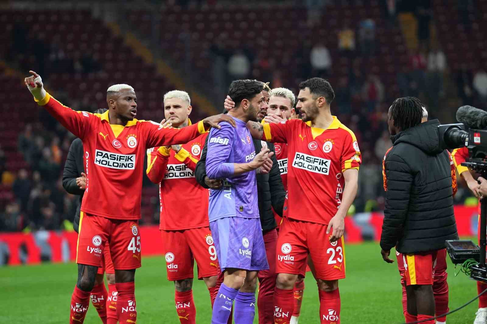 galatasarayli taraftarlardan gunay guvence destek 0 mdiU5l73