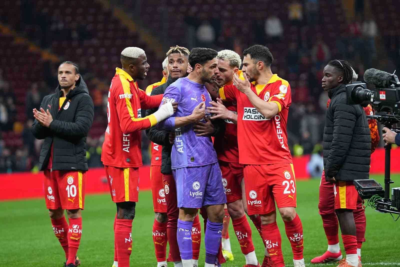 galatasarayli taraftarlardan gunay guvence destek 1 qekBrlmT