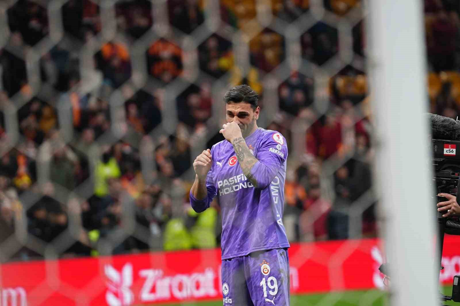 galatasarayli taraftarlardan gunay guvence destek 4 t9FEpFtf