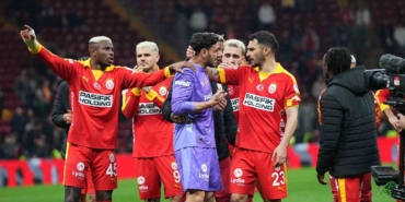 galatasarayli-taraftarlardan-gunay-guvence-destek-LDG9gCdp.jpg