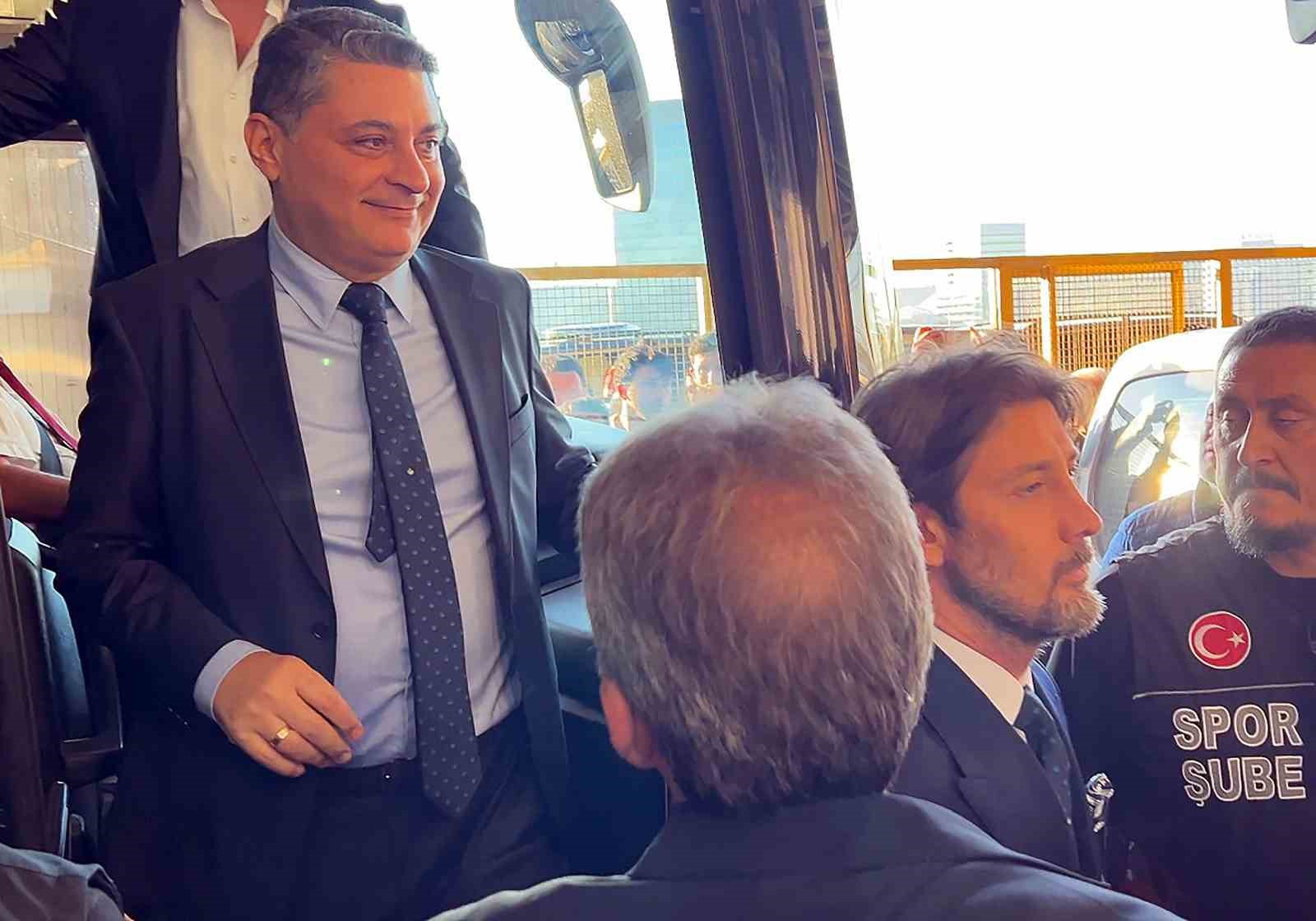 galatasarayli yoneticiler fenerbahceli yoneticileri karsiladi 1 Z6Hy7VjJ