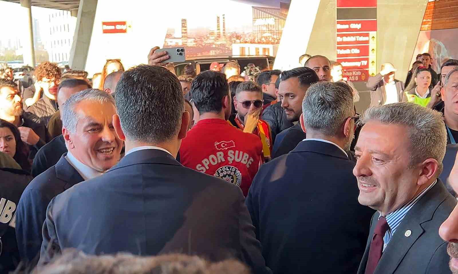 galatasarayli yoneticiler fenerbahceli yoneticileri karsiladi 2 7A7QyqyV