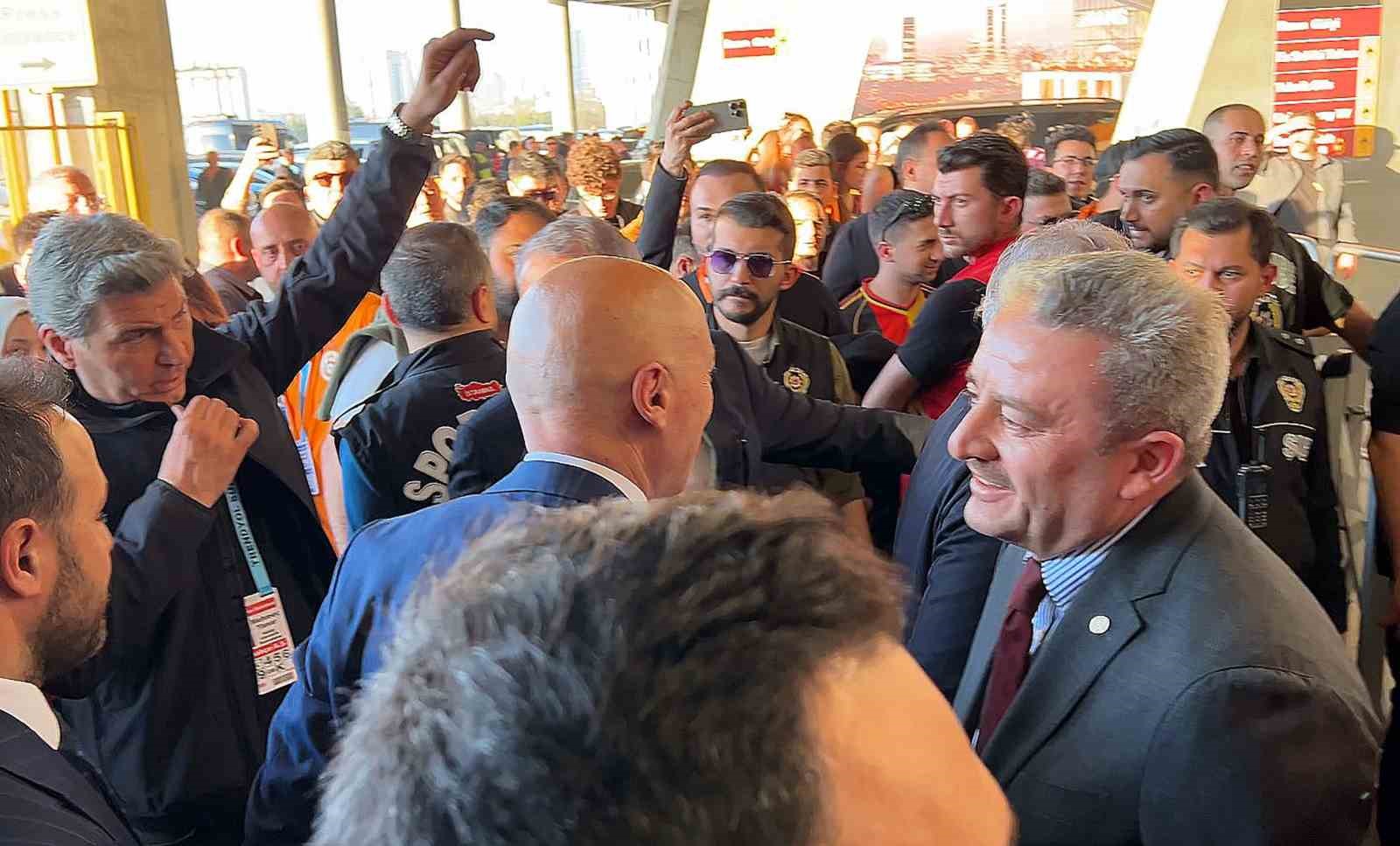 galatasarayli yoneticiler fenerbahceli yoneticileri karsiladi 3 bwfBWyPg