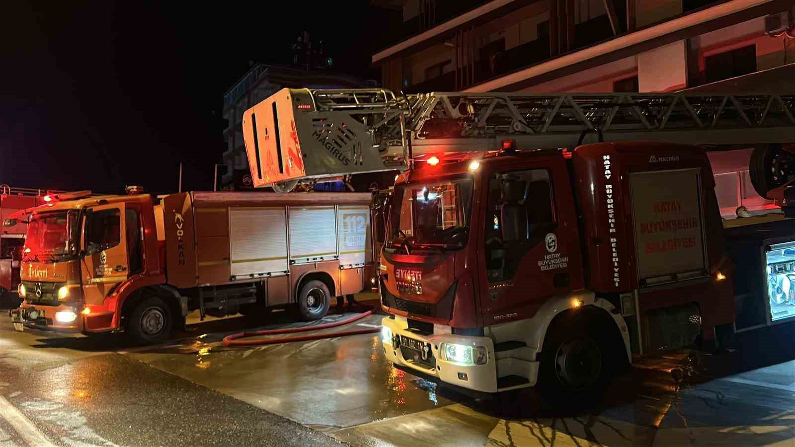 Galeride çıkan yangında 2 kişi öldü, 14 kişi hastanede tedavi altına alındı 8 galeride cikan yanginda 2 kisi oldu 14 kisi hastanede tedavi altina alindi 4 bfvf86ly