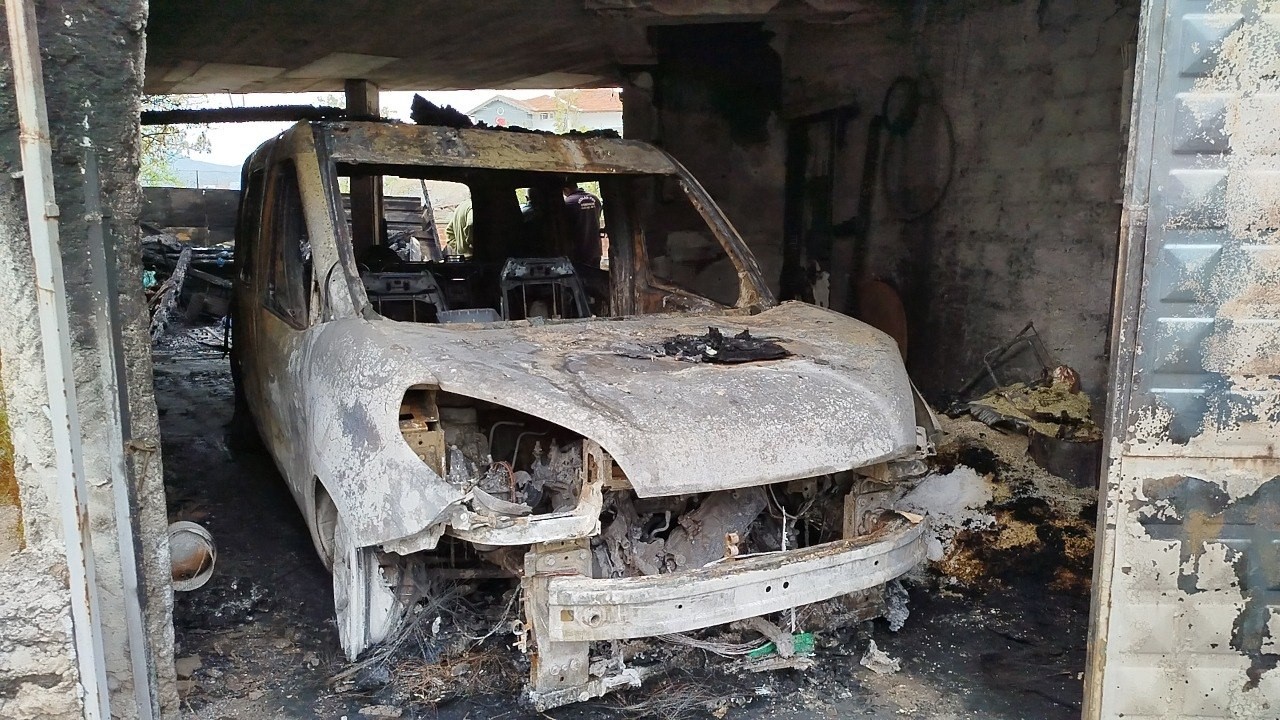garajda alevlere teslim olan 2 arac ve motosiklet kullanilmaz hale geldi 0 ZYKlnVEK