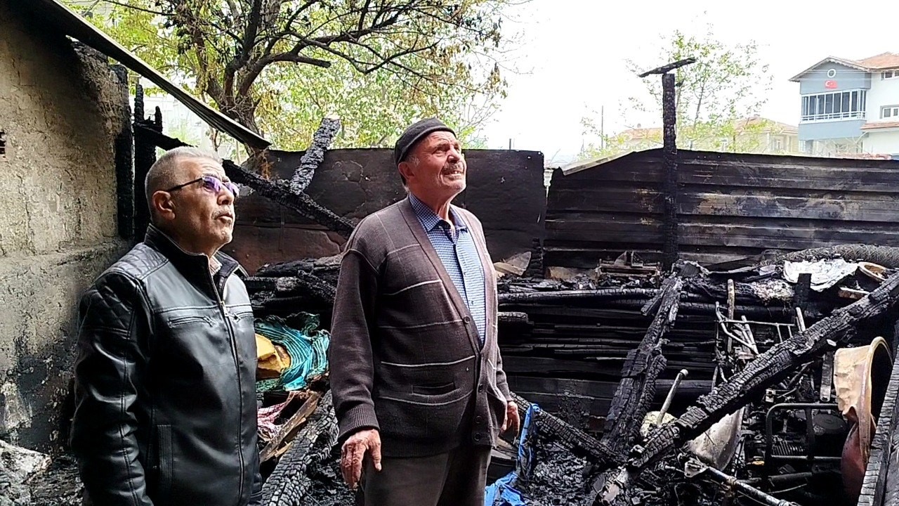 garajda alevlere teslim olan 2 arac ve motosiklet kullanilmaz hale geldi 1 asGBdtch