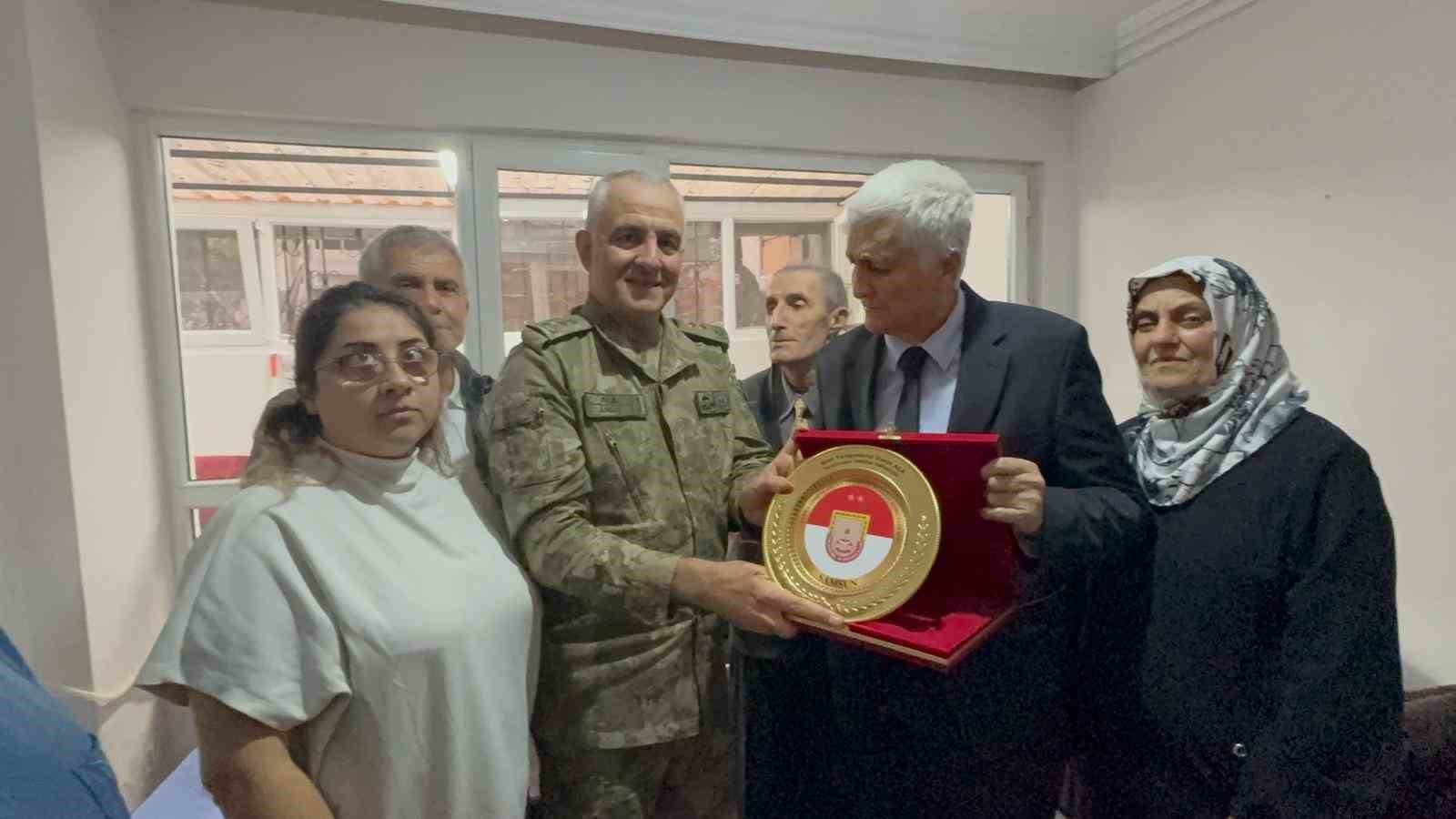 garnizon komutani aladan gorme engellilere yakin ilgi 1 7B7YzER4