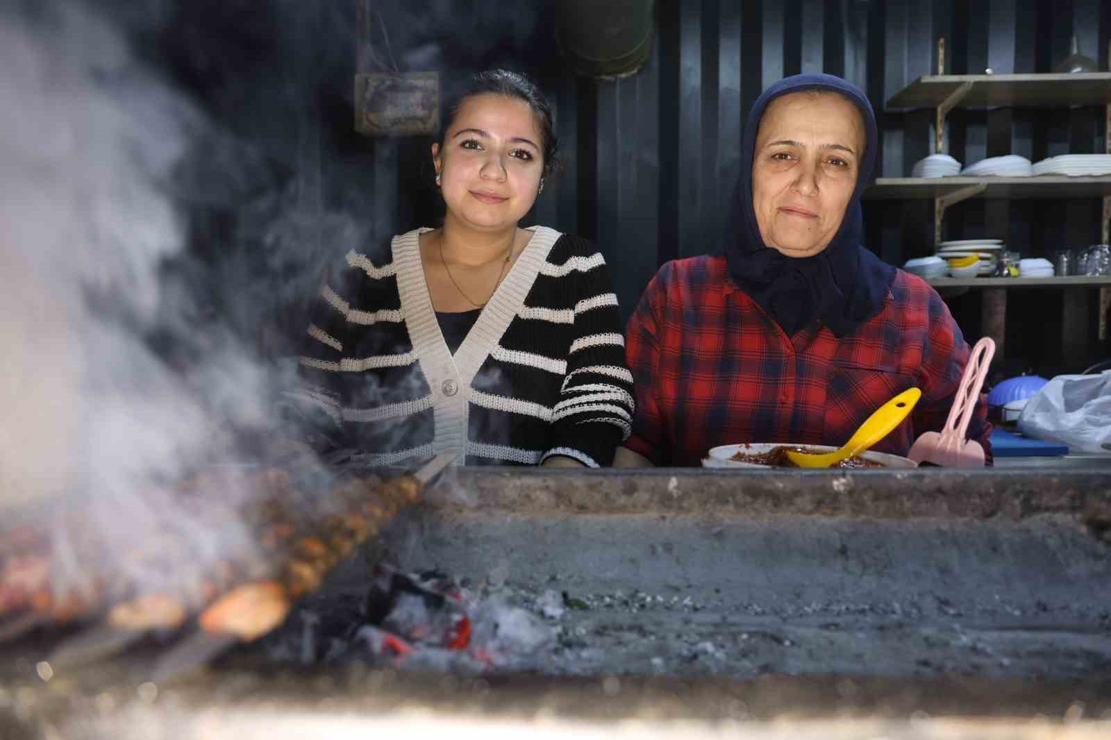 Garson olarak girdiği iş yerinde kebapçılığı öğrenen Zeynep, depremin ardından açtıkları iş yerinde ızgara başında mesai yapıyor 6 garson olarak girdigi is yerinde kebapciligi ogrenen zeynep depremin ardindan actiklari is yerinde izgara 3NvHQygP