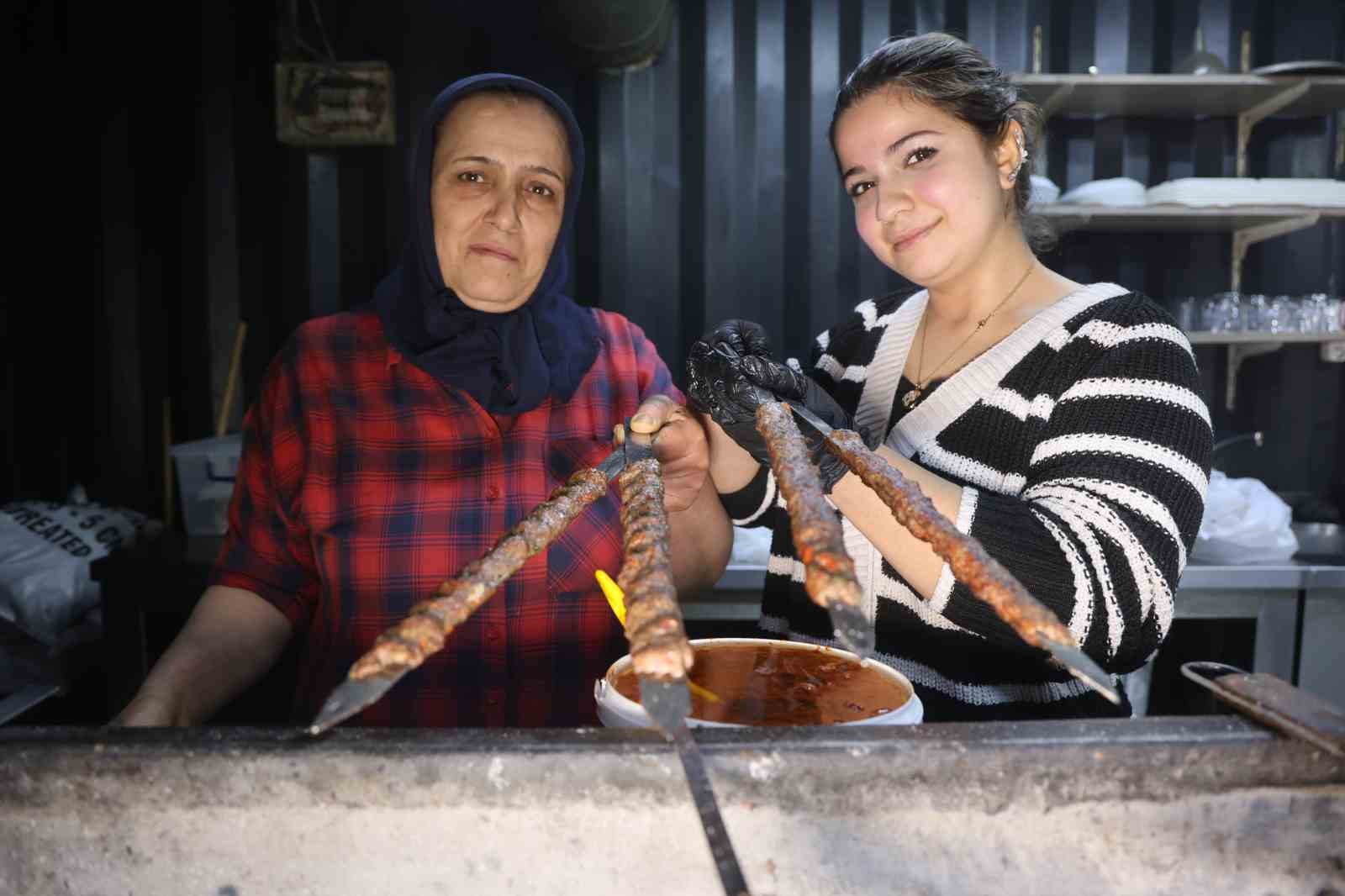 Garson olarak girdiği iş yerinde kebapçılığı öğrenen Zeynep, depremin ardından açtıkları iş yerinde ızgara başında mesai yapıyor 5 garson olarak girdigi is yerinde kebapciligi ogrenen zeynep depremin ardindan actiklari is yerinde izgara 69rMbT6W