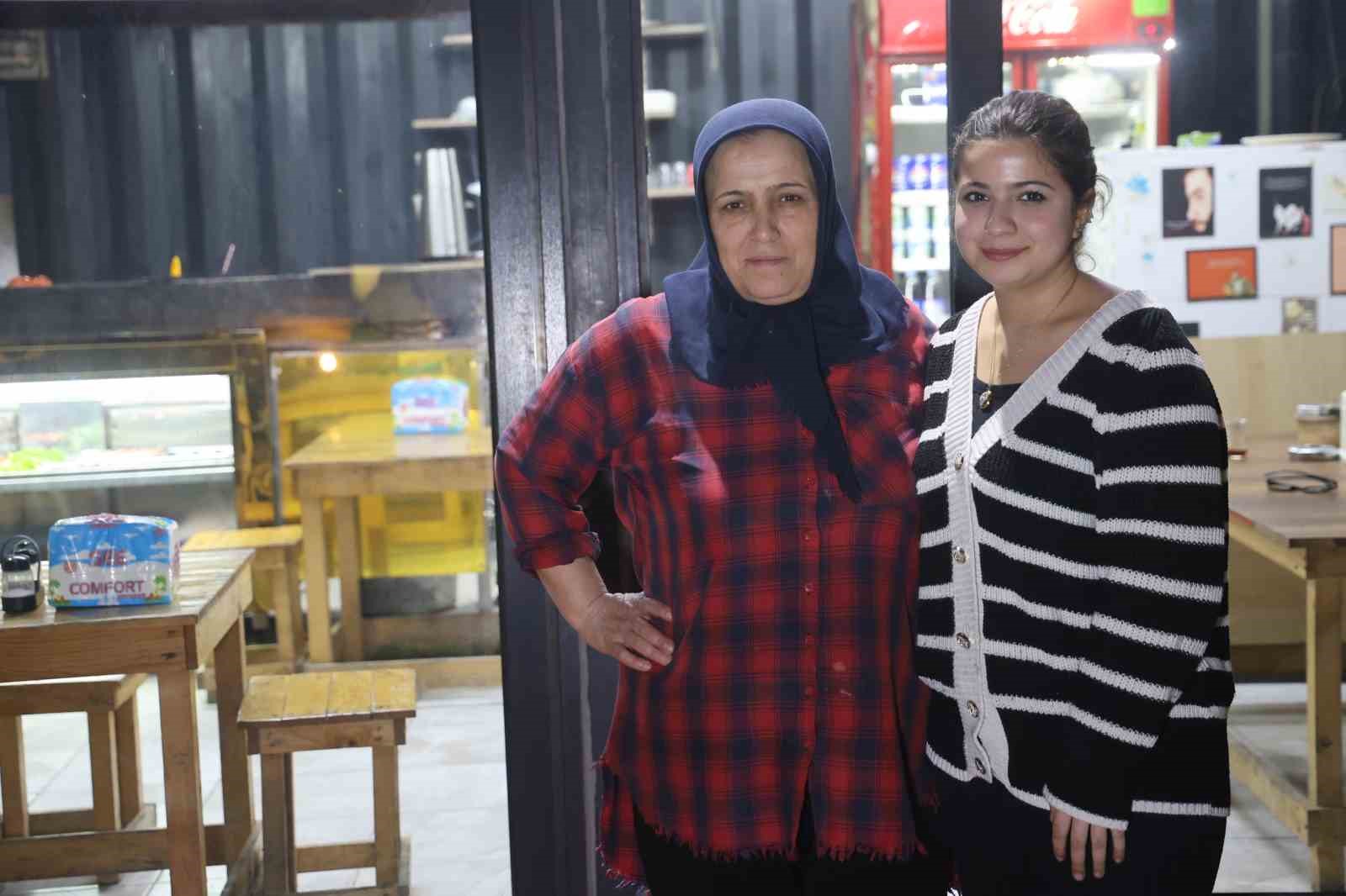 Garson olarak girdiği iş yerinde kebapçılığı öğrenen Zeynep, depremin ardından açtıkları iş yerinde ızgara başında mesai yapıyor 10 garson olarak girdigi is yerinde kebapciligi ogrenen zeynep depremin ardindan actiklari is yerinde izgara