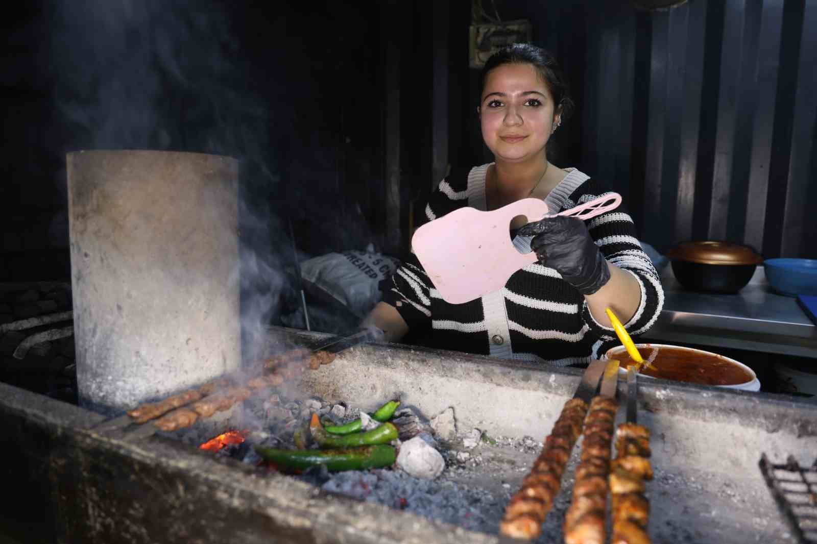 Garson olarak girdiği iş yerinde kebapçılığı öğrenen Zeynep, depremin ardından açtıkları iş yerinde ızgara başında mesai yapıyor 7 garson olarak girdigi is yerinde kebapciligi ogrenen zeynep depremin ardindan actiklari is yerinde izgara V64KqzRt