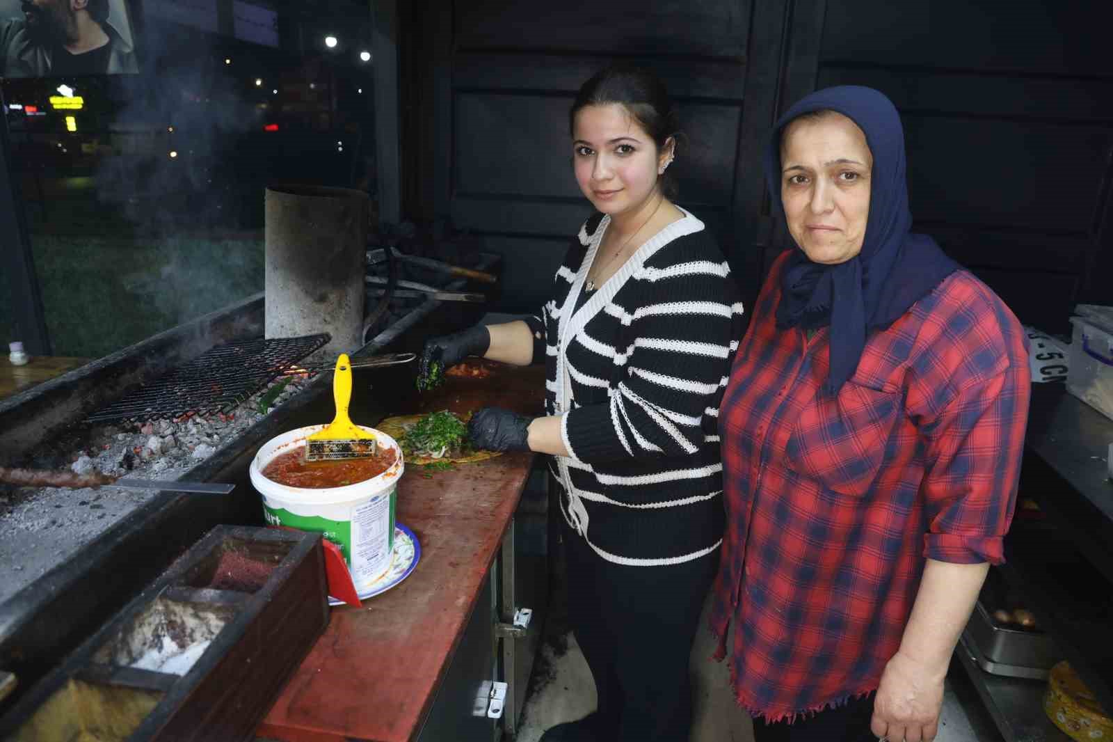 Garson olarak girdiği iş yerinde kebapçılığı öğrenen Zeynep, depremin ardından açtıkları iş yerinde ızgara başında mesai yapıyor 9 garson olarak girdigi is yerinde kebapciligi ogrenen zeynep depremin ardindan actiklari is yerinde izgara