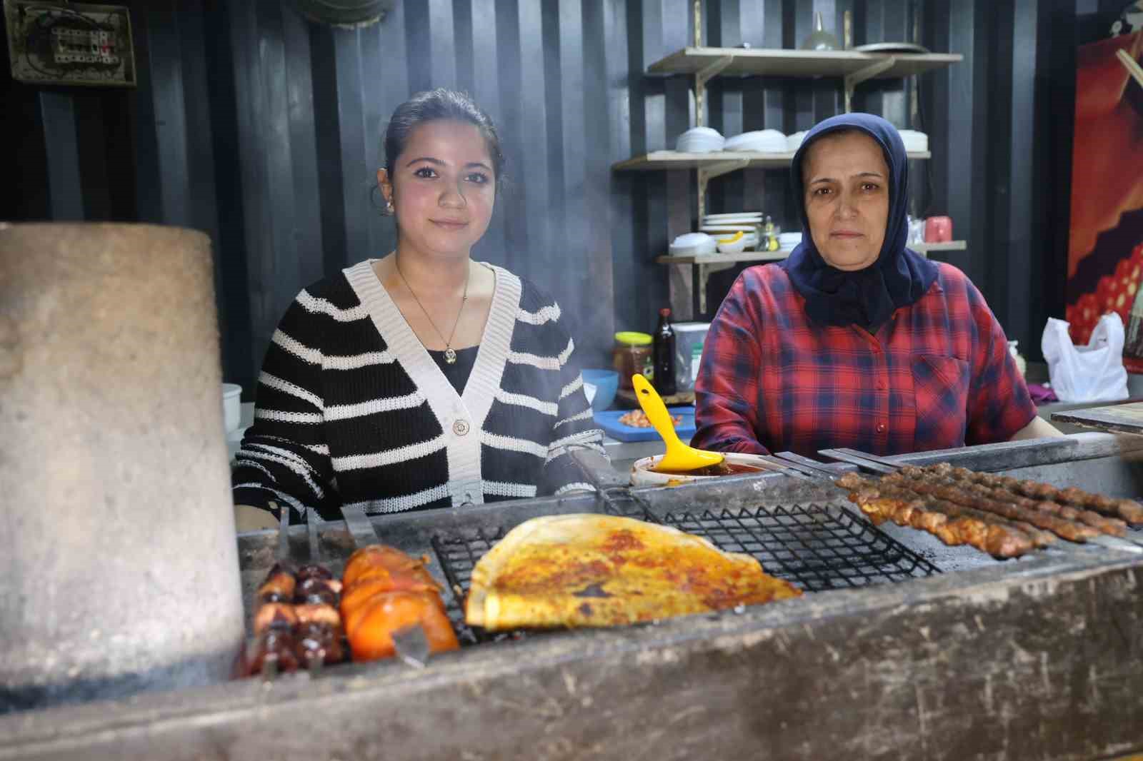 Garson olarak girdiği iş yerinde kebapçılığı öğrenen Zeynep, depremin ardından açtıkları iş yerinde ızgara başında mesai yapıyor 8 garson olarak girdigi is yerinde kebapciligi ogrenen zeynep depremin ardindan actiklari is yerinde izgara yLgmbsuO