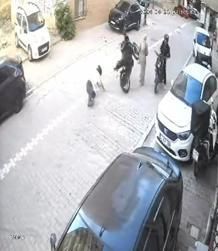 Gaza fazla basınca motosiklet ön kaldırarak ileri fırladı, yoldan geçen kadına çarptı 5 gaza fazla basinca motosiklet on kaldirarak ileri firladi yoldan gecen kadina carpti 1 TnMatlFU