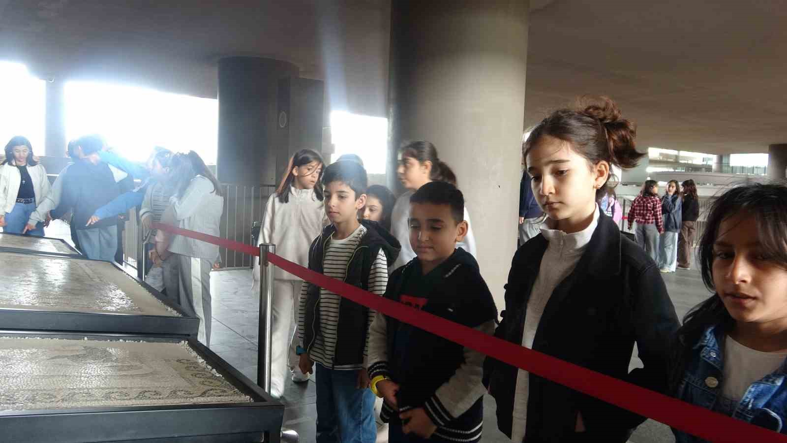Gazele Gazel Korosu’nun çocuk sanatçıları Antakya’nın tarihi noktalarını gezdi 6 gazele gazel korosunun cocuk sanatcilari antakyanin tarihi noktalarini gezdi 2 ti5TLvZ5