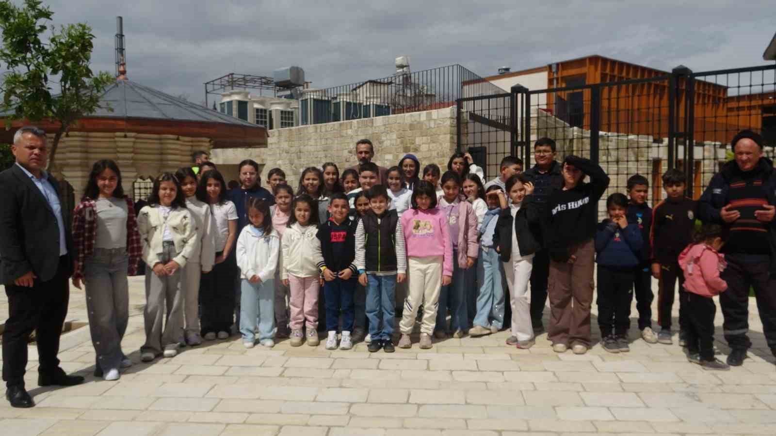 Gazele Gazel Korosu’nun çocuk sanatçıları Antakya’nın tarihi noktalarını gezdi 7 gazele gazel korosunun cocuk sanatcilari antakyanin tarihi noktalarini gezdi 3 f4KWFSfM