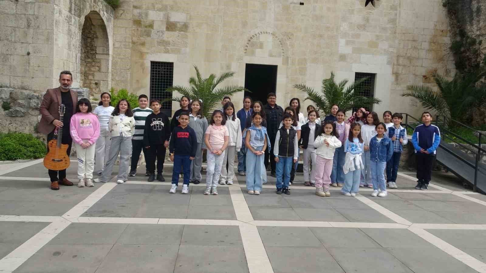 Gazele Gazel Korosu’nun çocuk sanatçıları Antakya’nın tarihi noktalarını gezdi 10 gazele gazel korosunun cocuk sanatcilari antakyanin tarihi noktalarini gezdi 6 nVUwelWS
