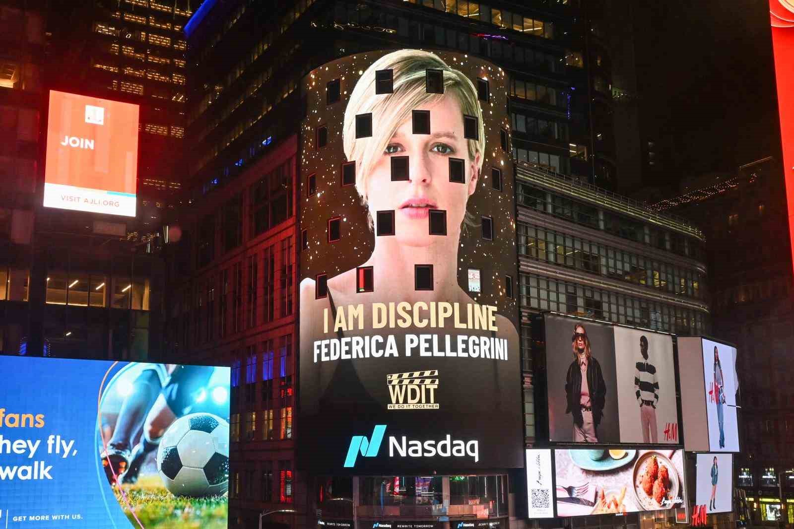 gazeteci asligul atasagun ve oyuncu neslihan atagulun yer aldigi i am kampanyasi new yorku TJACyEcq