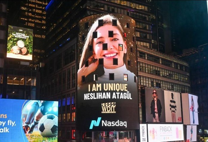 gazeteci asligul atasagun ve oyuncu neslihan atagulun yer aldigi i am kampanyasi new yorku awTQ2dZW