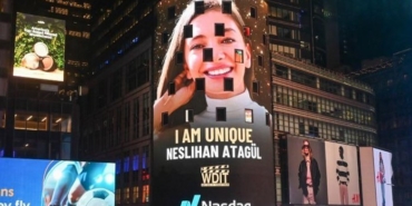 gazeteci-asligul-atasagun-ve-oyuncu-neslihan-atagulun-yer-aldigi-i-am-kampanyasi-new-yorku-r14CRNgG.jpg