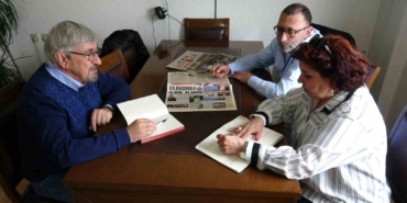 gazeteci-baba-ve-2-cocugu-ayni-meslegi-yapmanin-gururunu-yasiyor-QCRXrfkv.jpg
