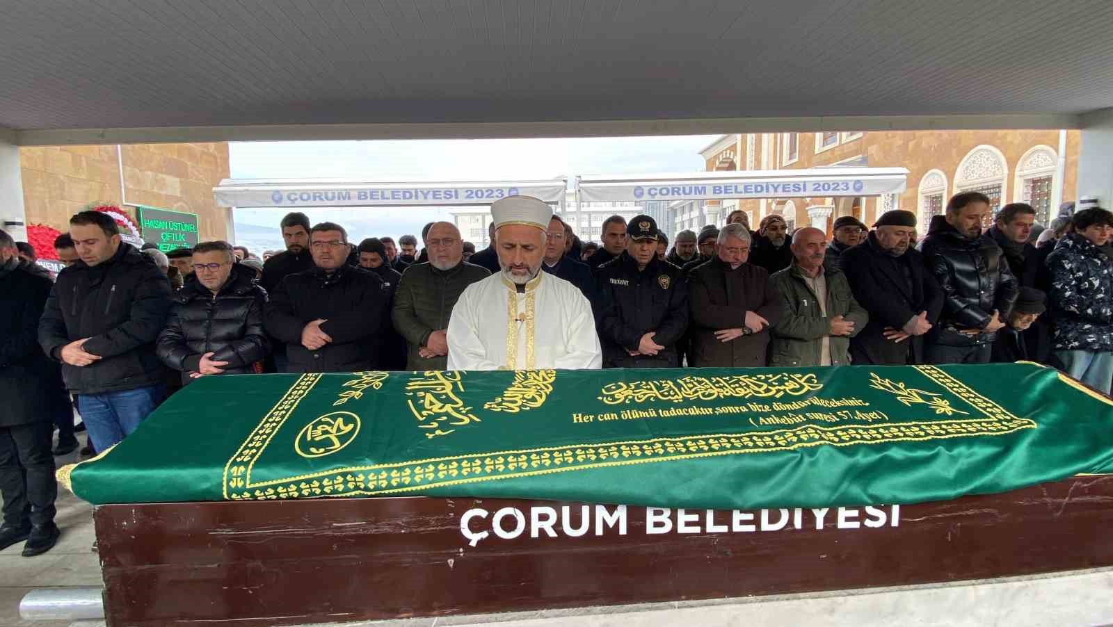 gazeteci cuneyt ozdemirin annesi corumda topraga verildi 0 QlYFXbt7