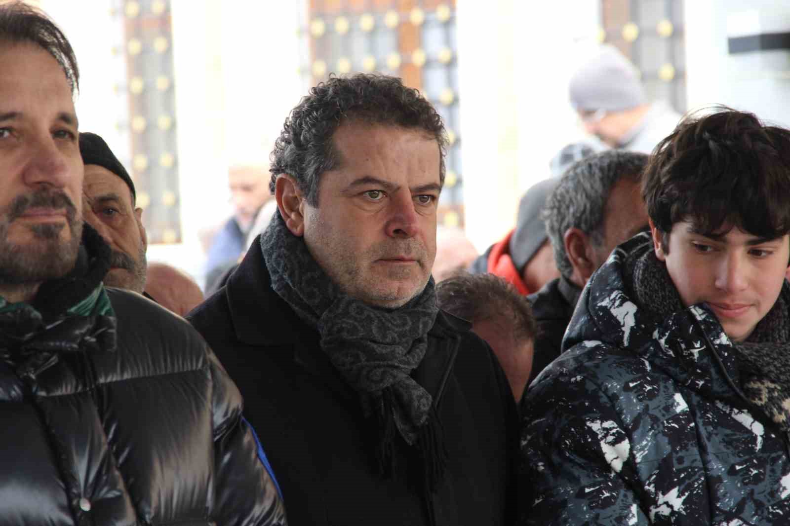gazeteci cuneyt ozdemirin annesi corumda topraga verildi 1