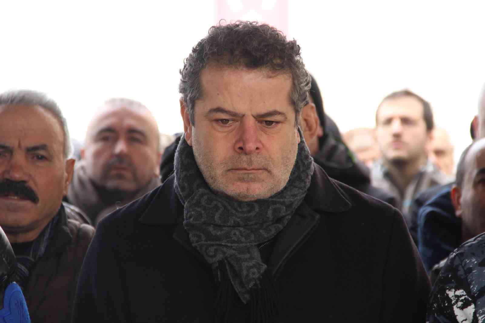 gazeteci cuneyt ozdemirin annesi corumda topraga verildi 2 VeBC3jXB