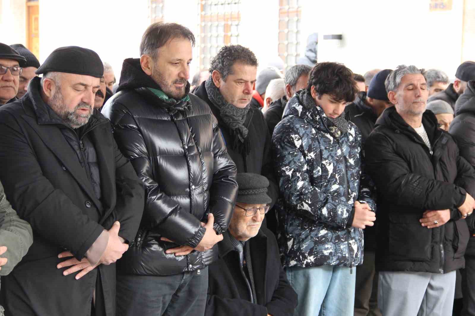 gazeteci cuneyt ozdemirin annesi corumda topraga verildi 3 WH7QlLYC
