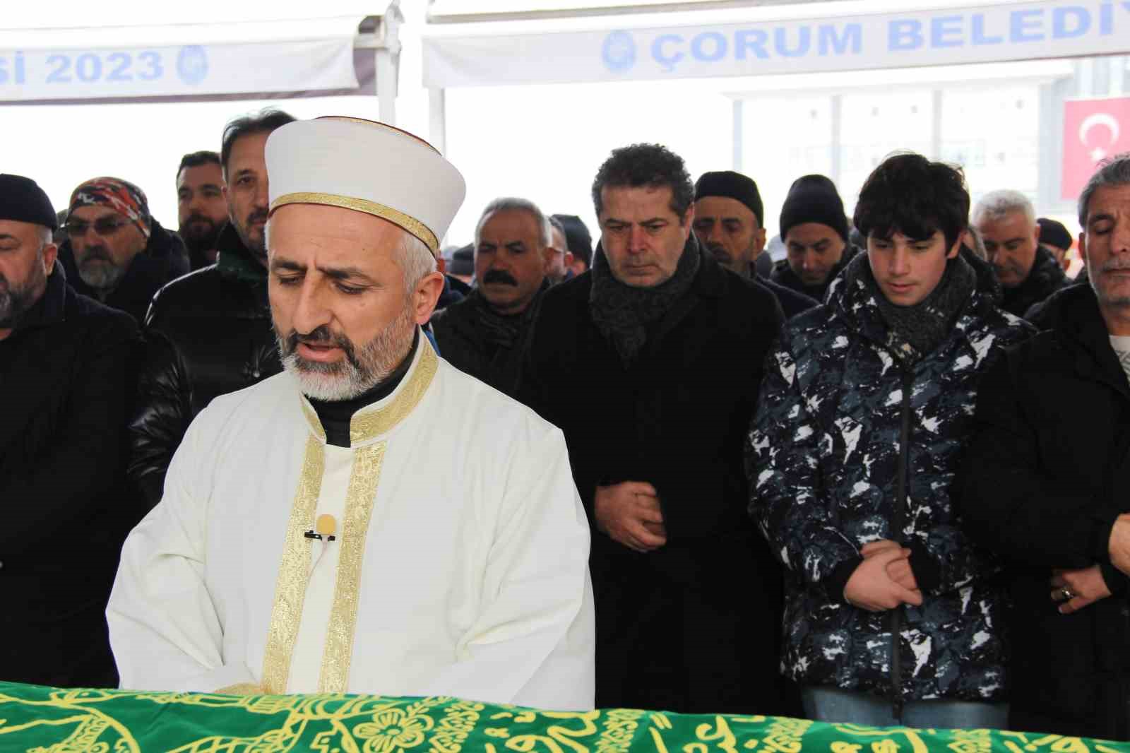 gazeteci cuneyt ozdemirin annesi corumda topraga verildi 4 dDNpzJqB
