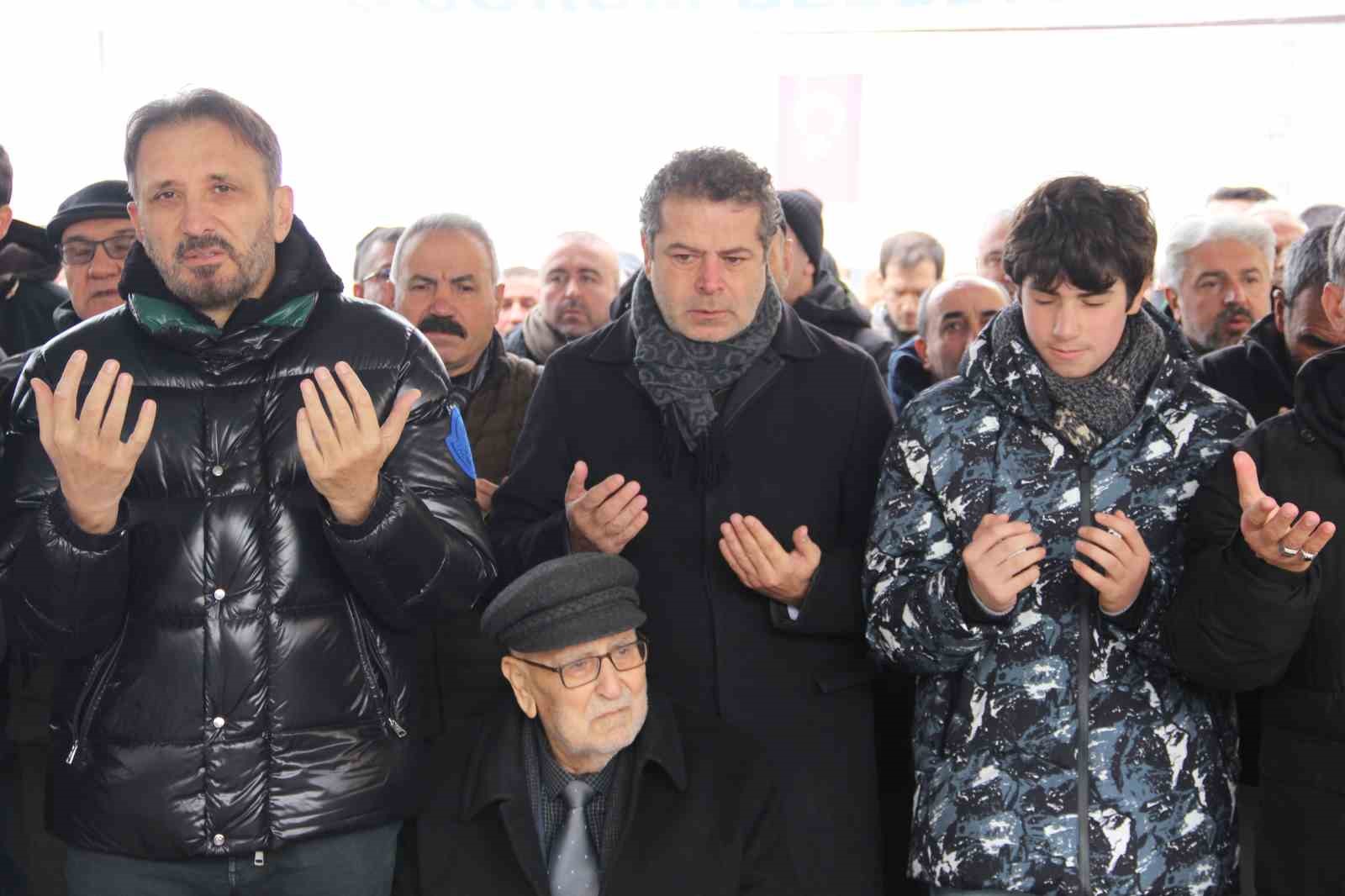 gazeteci cuneyt ozdemirin annesi corumda topraga verildi 5 6qiW1zze