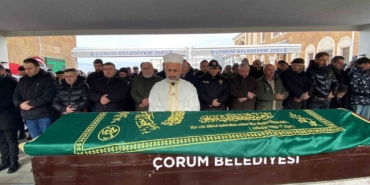 gazeteci-cuneyt-ozdemirin-annesi-corumda-topraga-verildi-fjt3A7O5.jpg