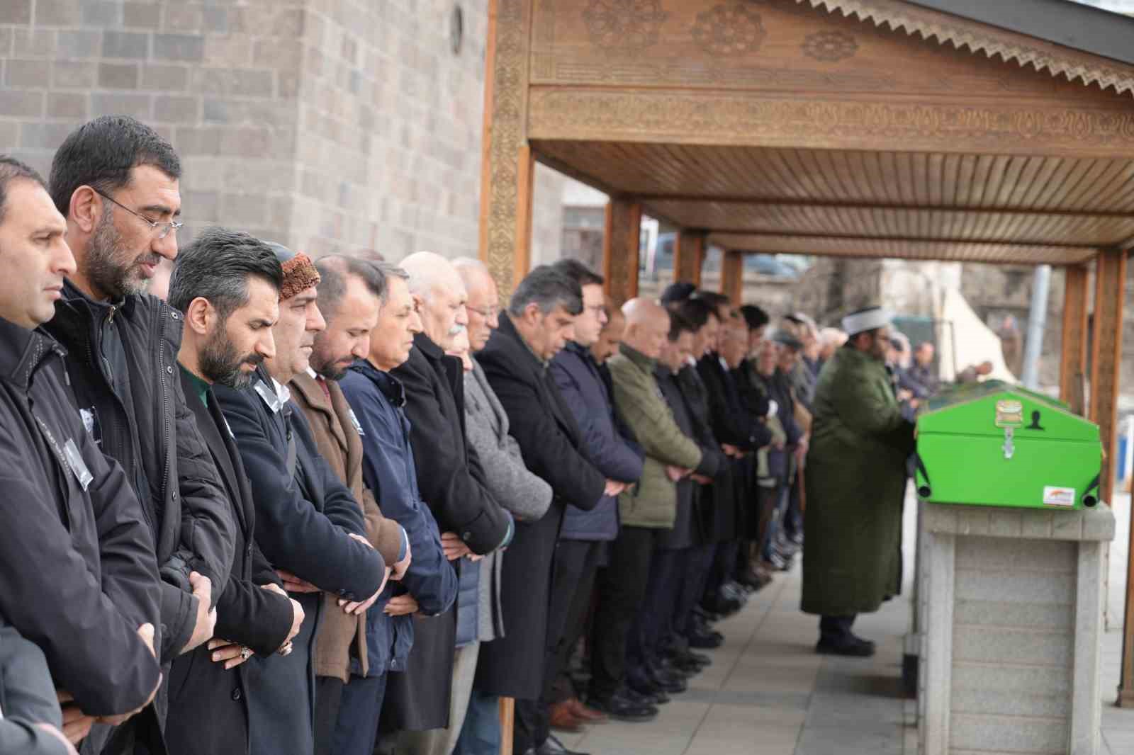 gazeteci feridun fazil ozsoy dualarla son yolculuguna ugurlandi 10 wGFLqNw9