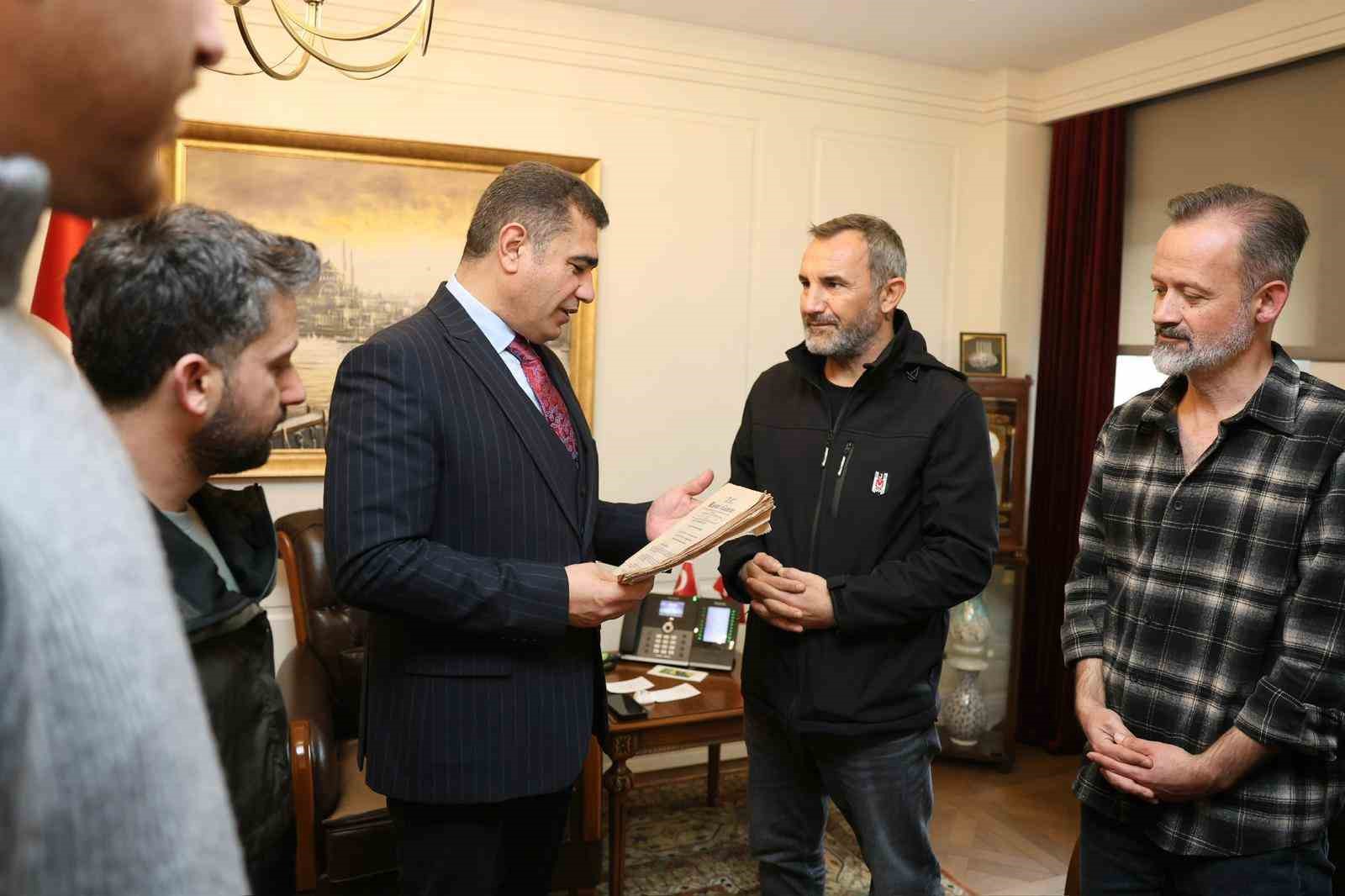 gazeteciler duzcenin il oldugu gunun resmi gazetesini vali aslana hediye etti 0