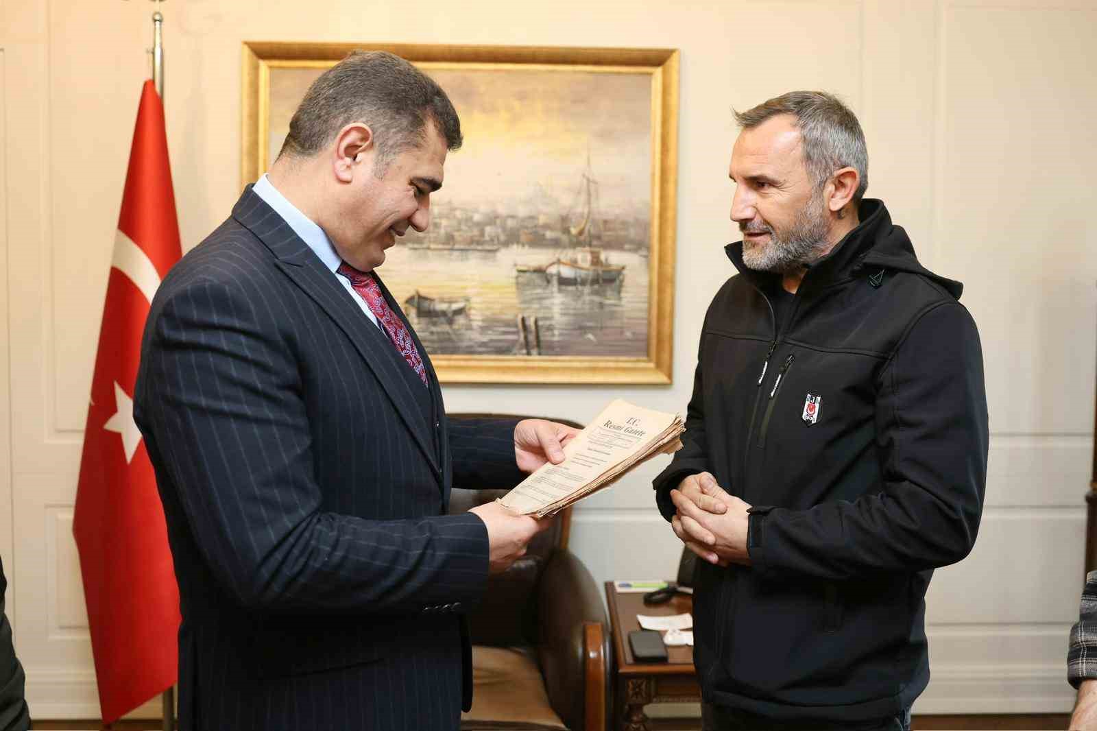 gazeteciler duzcenin il oldugu gunun resmi gazetesini vali aslana hediye etti 1 yjC12cct