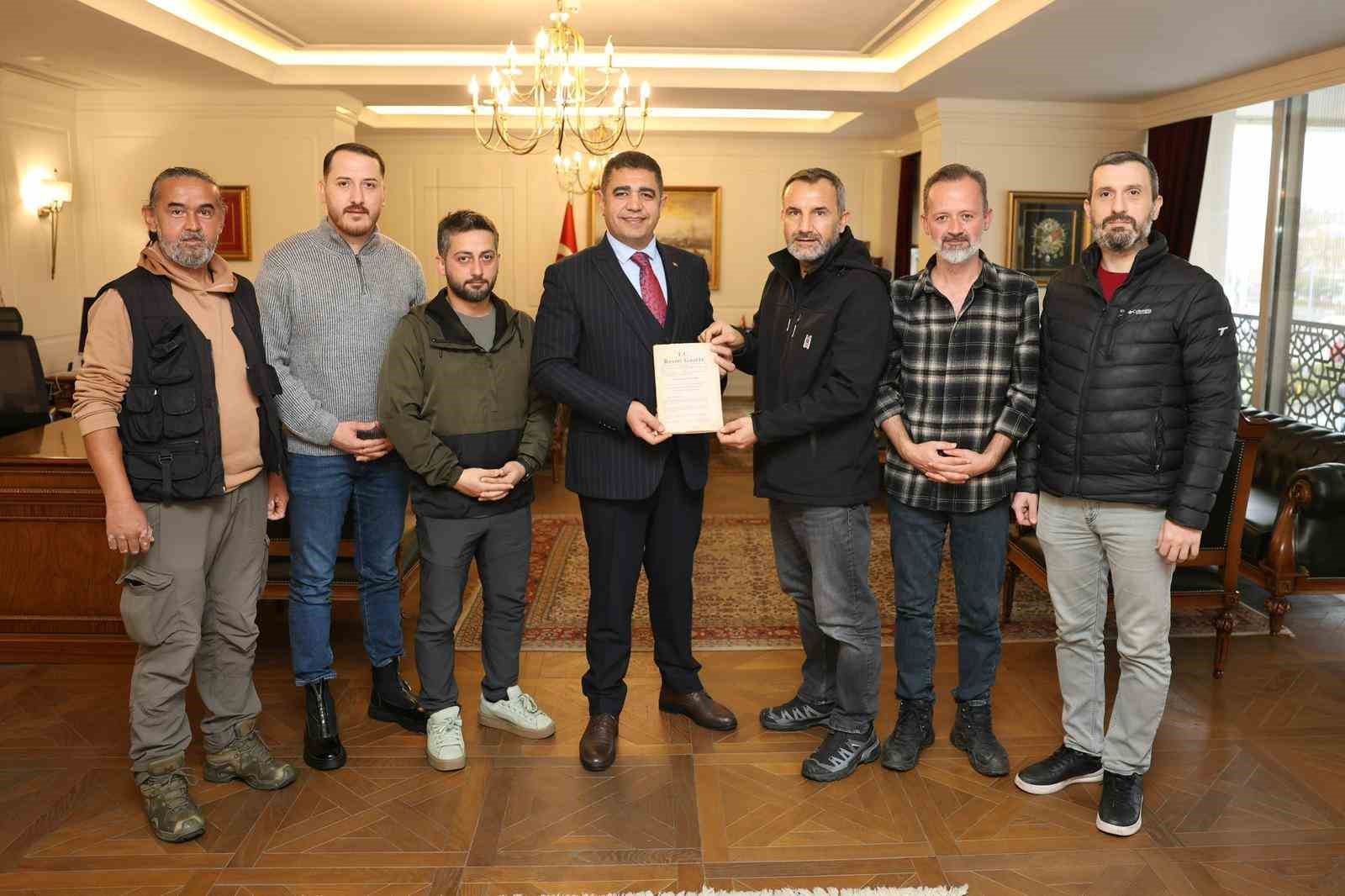 gazeteciler duzcenin il oldugu gunun resmi gazetesini vali aslana hediye etti 2 pCDB4Gs4