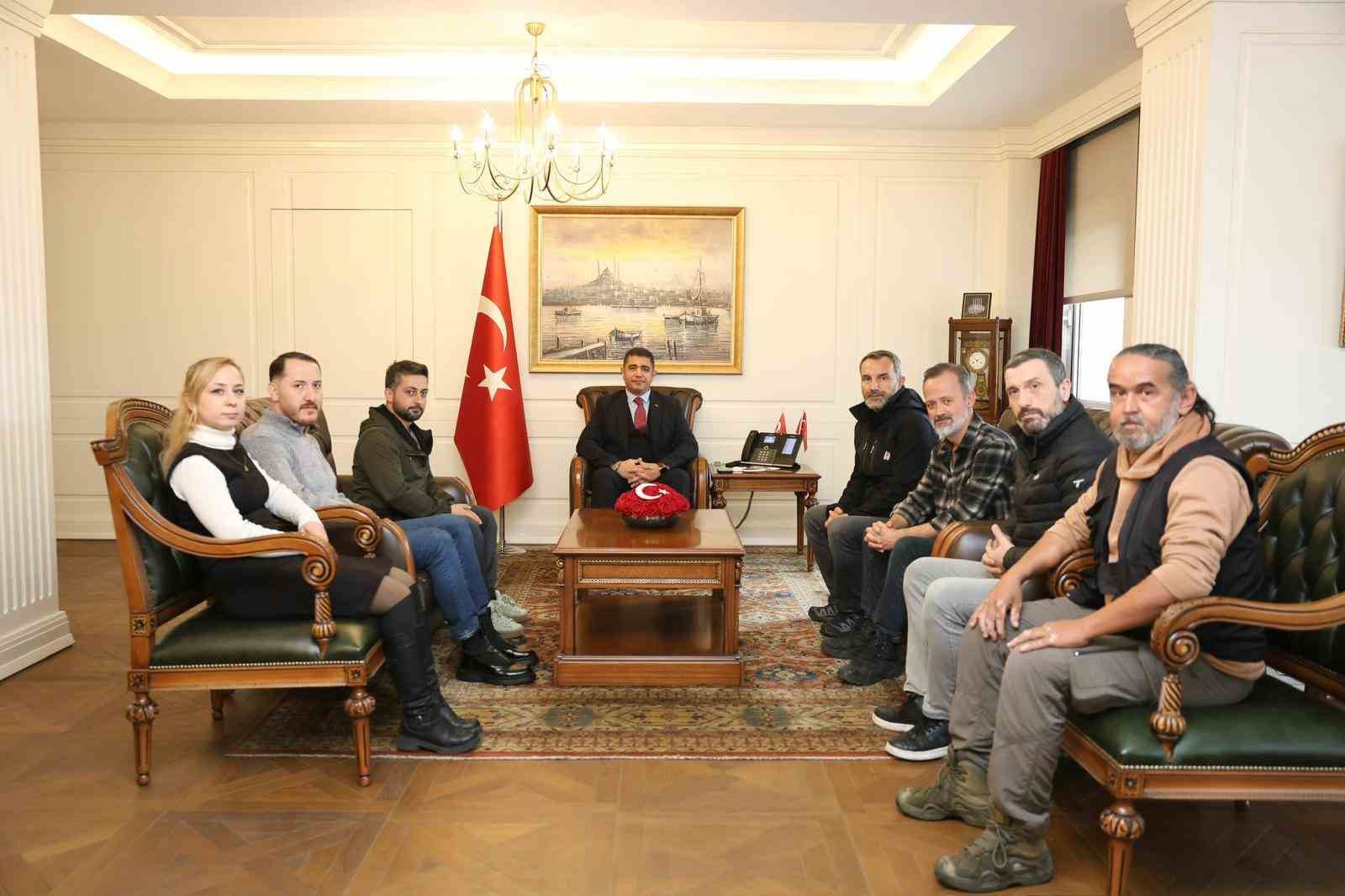 gazeteciler duzcenin il oldugu gunun resmi gazetesini vali aslana hediye etti 3 U3EGEcnq