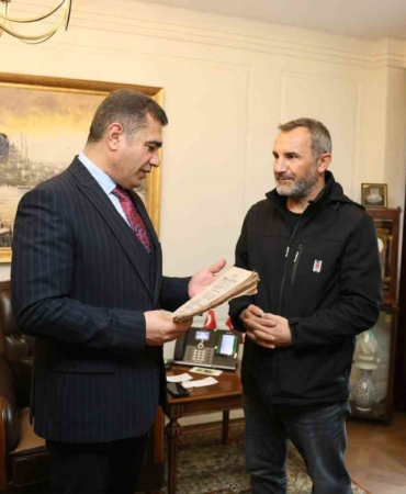 gazeteciler-duzcenin-il-oldugu-gunun-resmi-gazetesini-vali-aslana-hediye-etti-8b6lHyhm.jpg