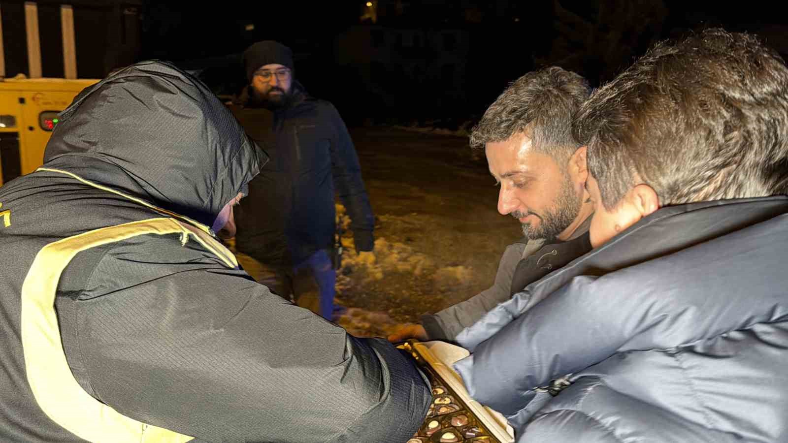 gazetecilerden polislere yeni yil surprizi 1 AVLtM1eN