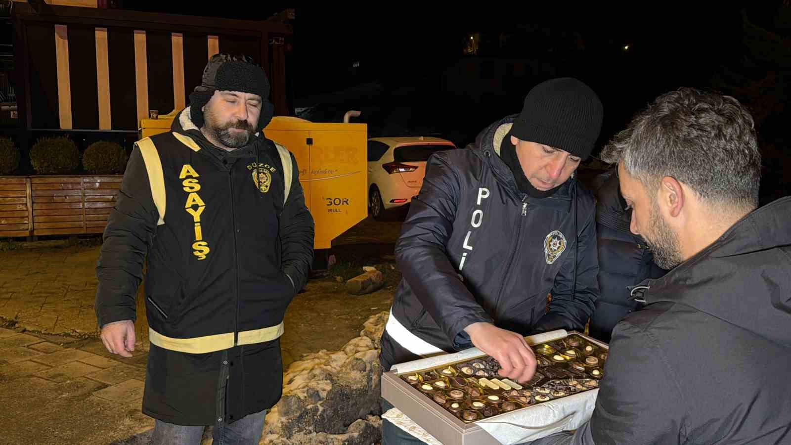 gazetecilerden polislere yeni yil surprizi 2 kjlYcFhZ