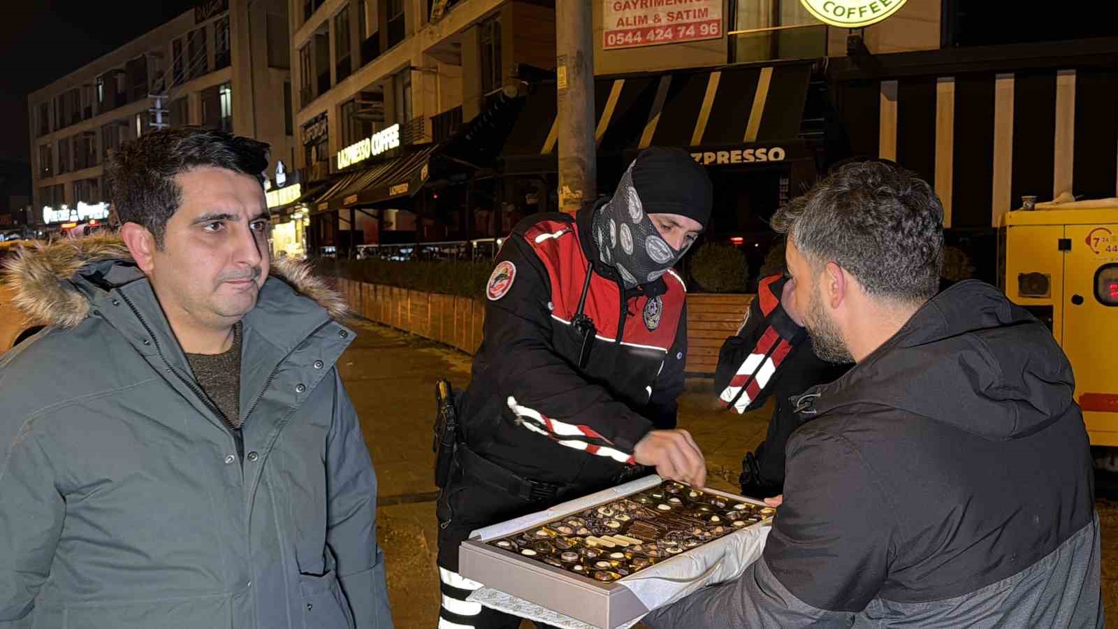 gazetecilerden polislere yeni yil surprizi 3 UQg3ccO8